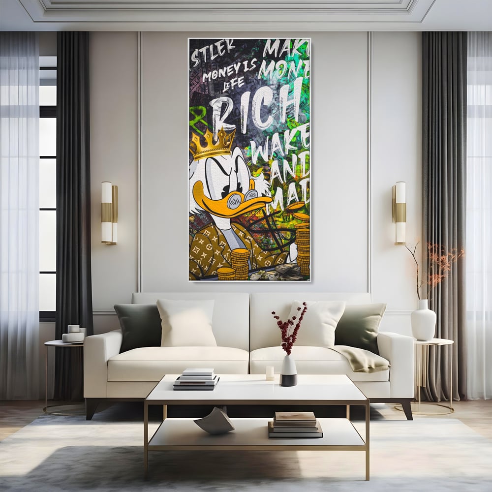 Tablou canvas cu tablou canvas cu scrooge mcduck si bani, in rama de aluminiu argintiu, pe perete intr-un living